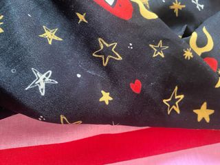 Vestido negro con corazones y estrellas