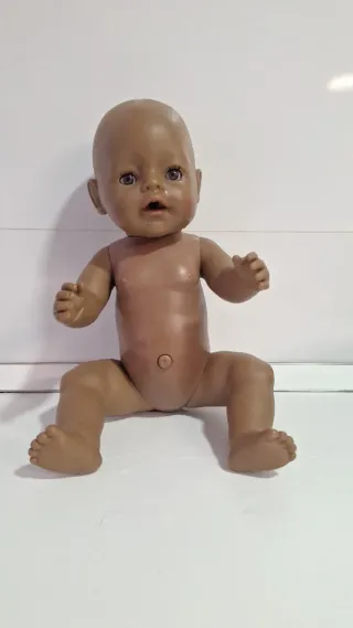 Muñeca bebé morena