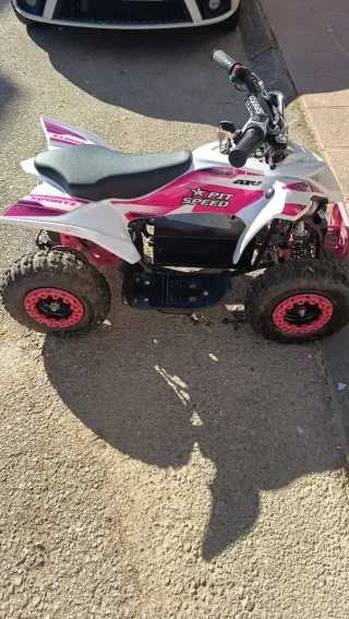 Quad infantil eléctrico rosa y blanco