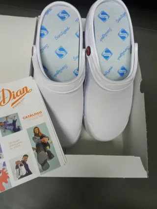 Zuecos blancos DIAN