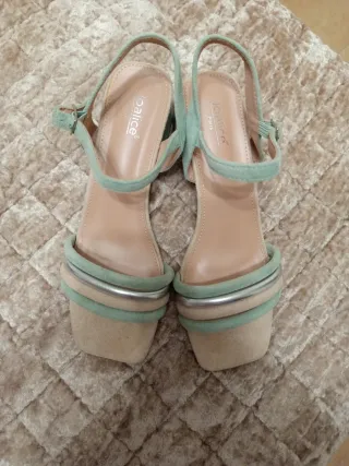 Sandalias verdes y plateadas