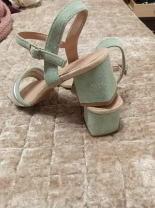 Sandalias verdes y plateadas