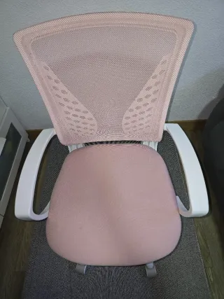 Silla de oficina rosa y blanca.