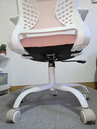 Silla de oficina rosa y blanca.