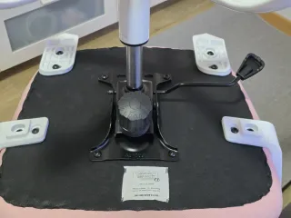 Silla de oficina rosa y blanca.