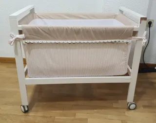 Minicuna blanca con ruedas