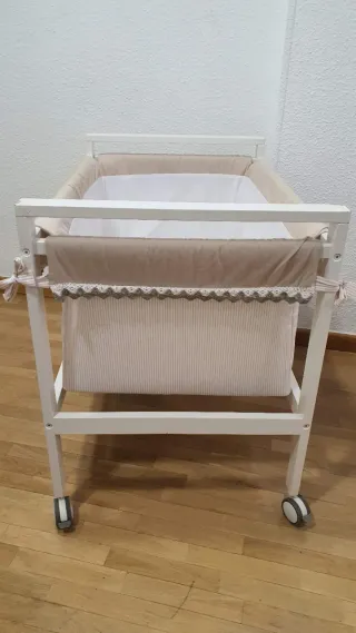 Minicuna blanca con ruedas