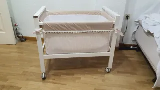 Minicuna blanca con ruedas