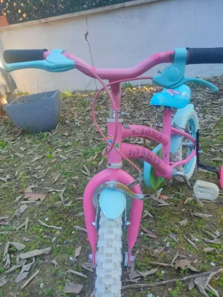 Bicicleta infantil rosa con ruedines