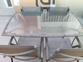 Mesa y sillas de jardín con parasol