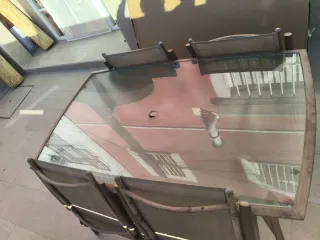 Mesa y sillas de jardín con parasol