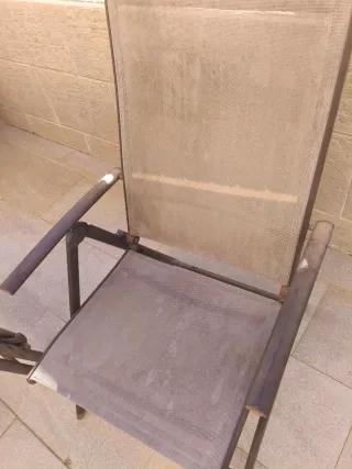 Mesa y sillas de jardín con parasol