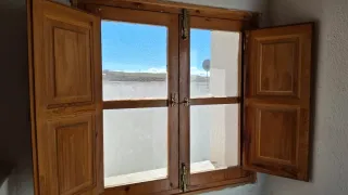 Ventana de madera con contraventanas
