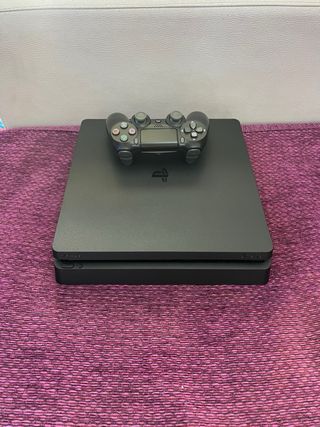 PS4 Slim + 2 controller
