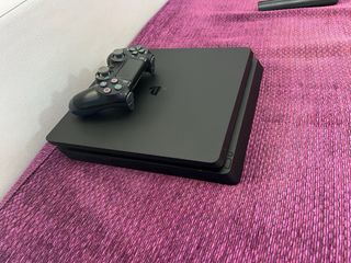 PS4 Slim + 2 controller