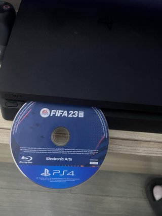 PS4 Slim + 2 mandos
