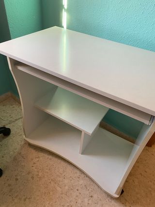 Escritorio blanco con bandeja