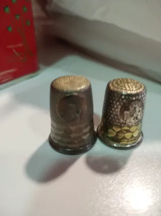 Due ditali d'argento per cucire