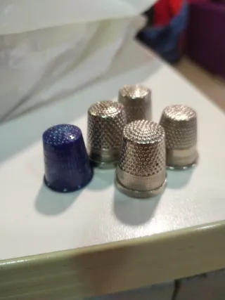 Due ditali d'argento per cucire