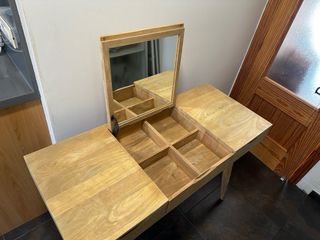 Escritorio/tocador de madera con espejo