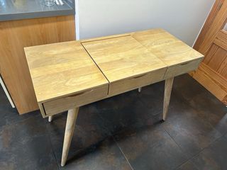 Escritorio/tocador de madera con espejo
