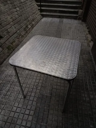 Mesa de bar y sillas de aluminio