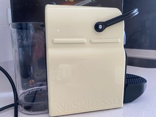 Cafetera Nespresso Inissia DeLonghi Beige