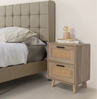 Mesa de cabeceira nórdica com rattan