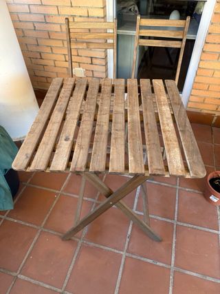 Mesa y 2 sillas de jardín de madera
