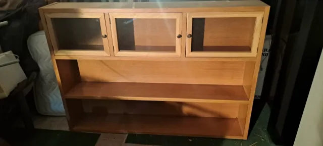 Mueble de madera con puertas de cristal