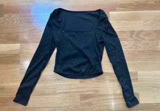 Camiseta corta negra con estrellas