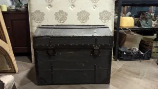 Baule antico anni '30 con fasce in legno e ferro