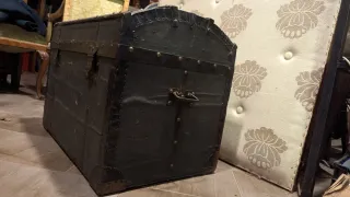 Baule antico anni '30 con fasce in legno e ferro