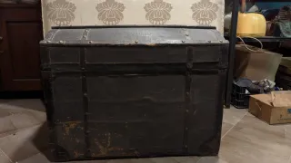 Baule antico anni '30 con fasce in legno e ferro