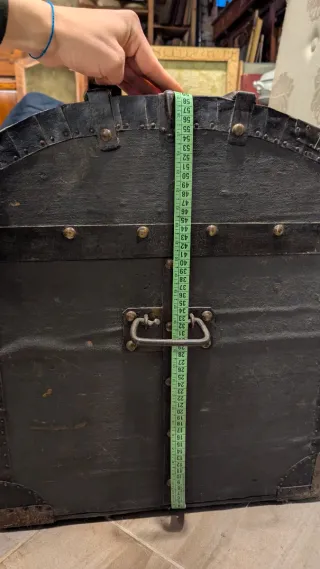 Baule antico anni '30 con fasce in legno e ferro