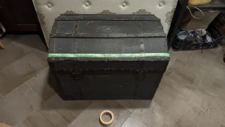 Baule antico anni '30 con fasce in legno e ferro