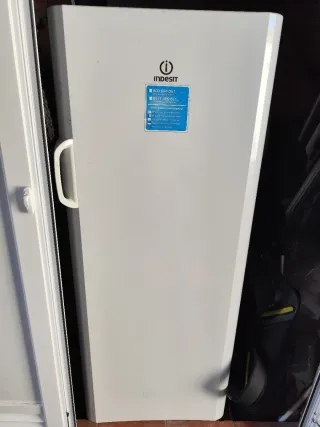 Congelador vertical Indesit
