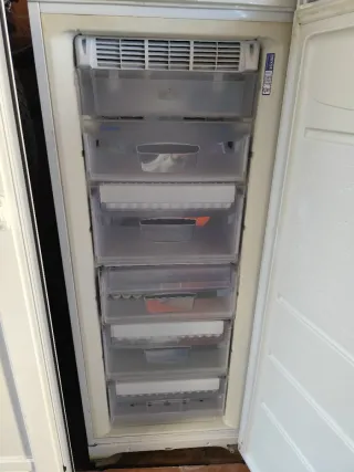 Congelador vertical Indesit
