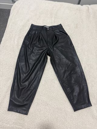 Pantalón negro efecto piel