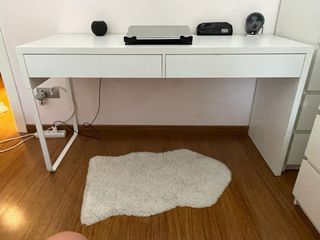 Escritorio blanco moderno.