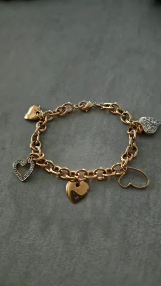 Pulsera con corazones