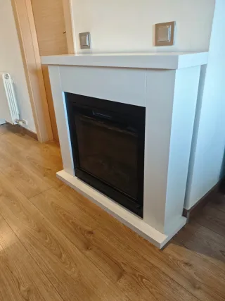 Chimenea eléctrica blanca y negra con mueble