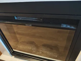 Chimenea eléctrica blanca y negra con mueble