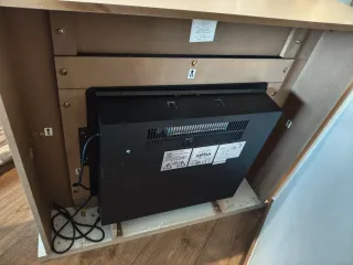 Chimenea eléctrica blanca y negra con mueble