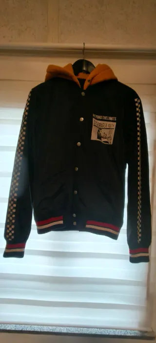 Chaqueta con capucha y estampado