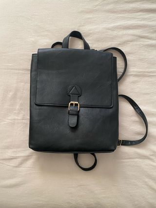 Mochila de piel negra