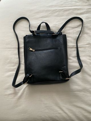 Mochila de piel negra