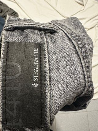 Pantalones vaqueros grises rasgados