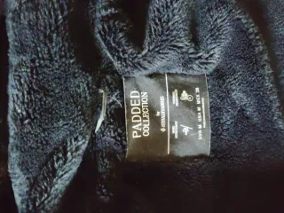 Cazadora chica acolchada negra con capucha