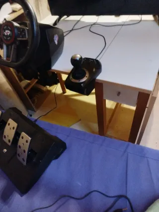 Volante Fer-Tec con pedales para consolas modernas